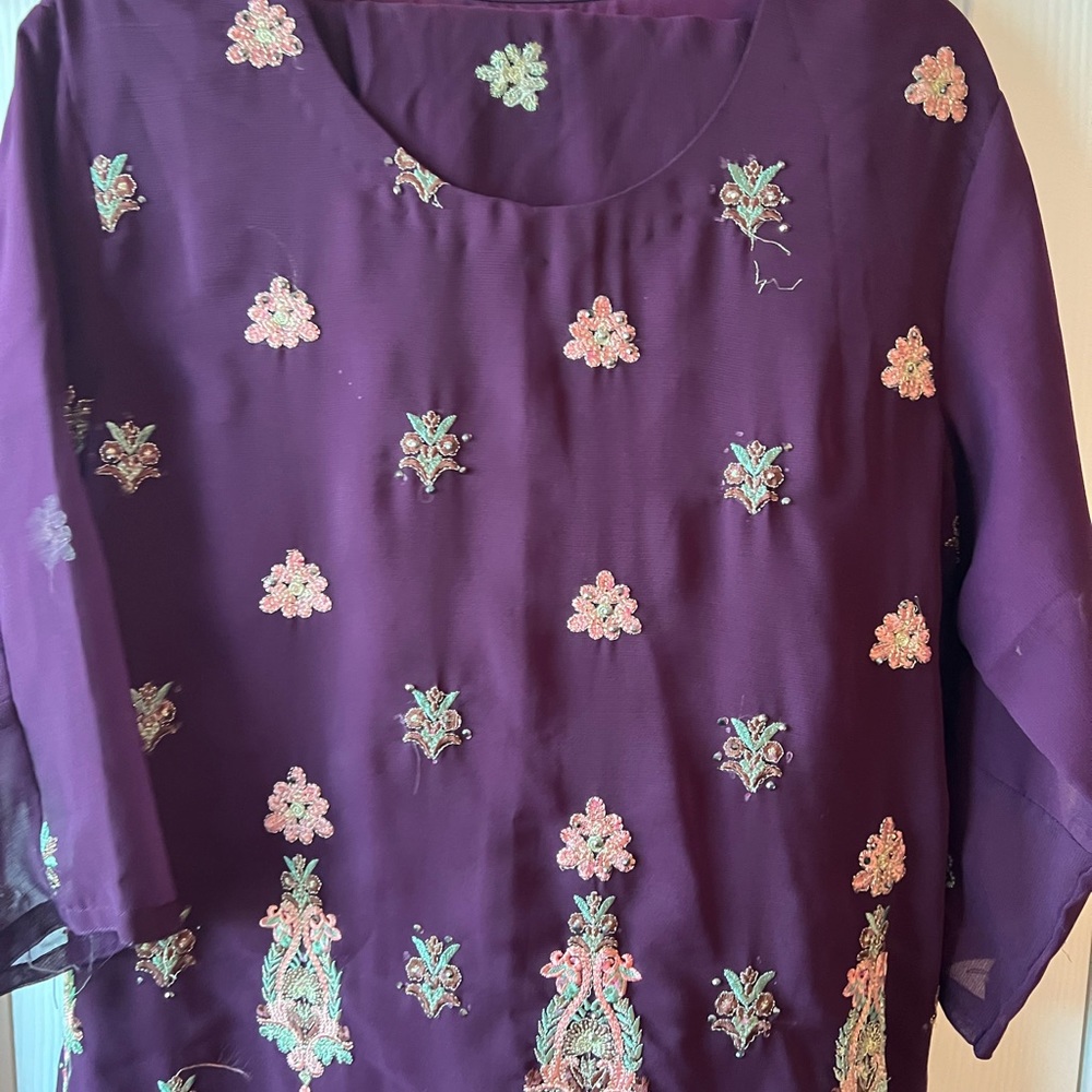 Embroidered suit - Picture 2 of 9